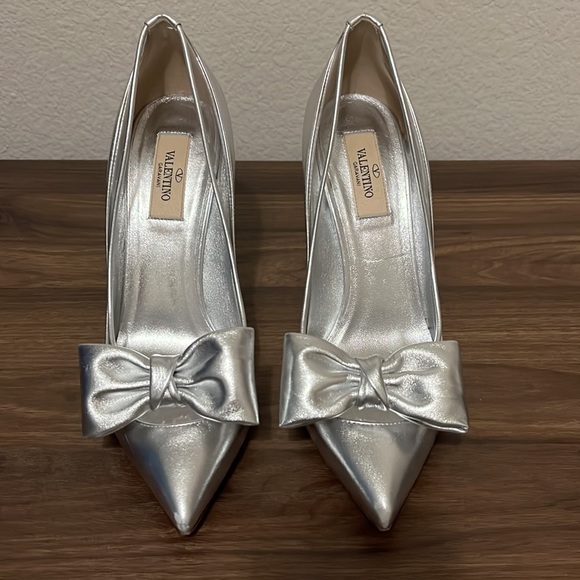 VALENTINO WOMEN'S LEATHER METALLIC DOLLYBOW PUMPS SILVER - Picture 4 of 16